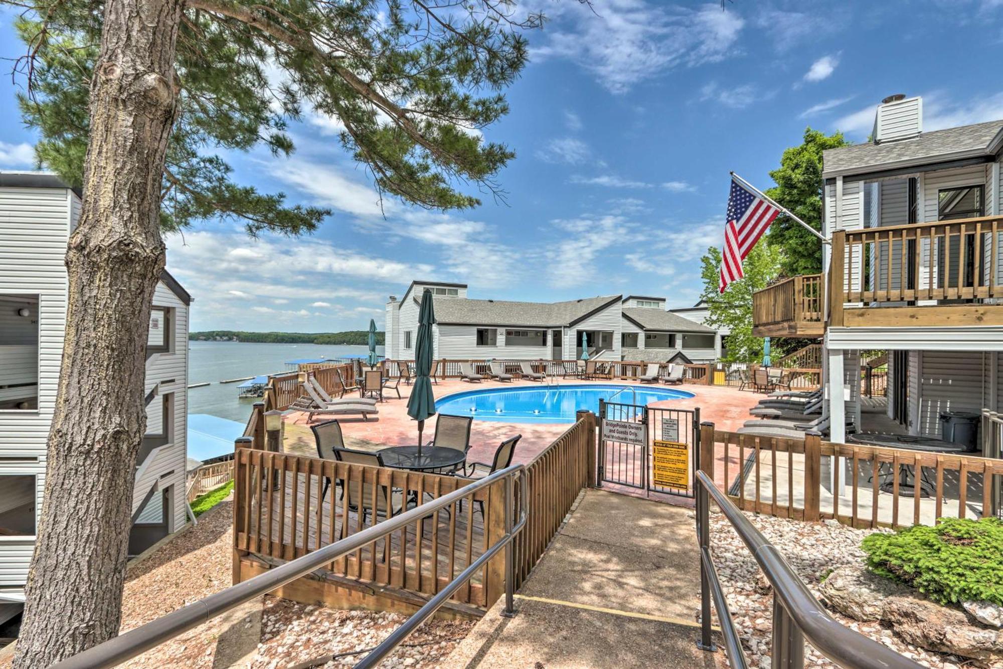 Sunny Osage Beach With Balcony And Lakefront View Экстерьер фото